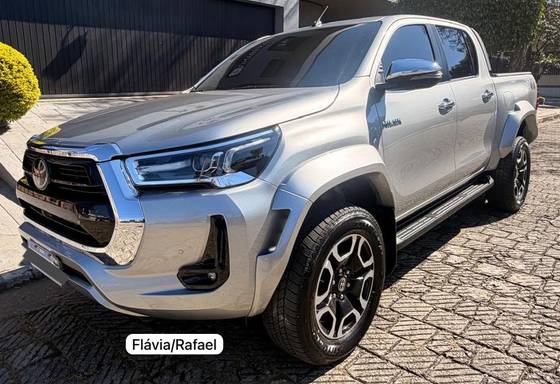 TOYOTA HILUX 2.8 D-4D TURBO DIESEL CD SRX PLUS 4X4 AUTOMÁTICO TOYOTA HILUX 2.8 D-4D TURBO DIESEL CD SRX PLUS 4X4 AUTOMÁTICO